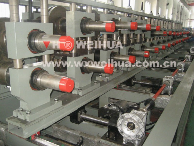 Transverse movable C purlin machine