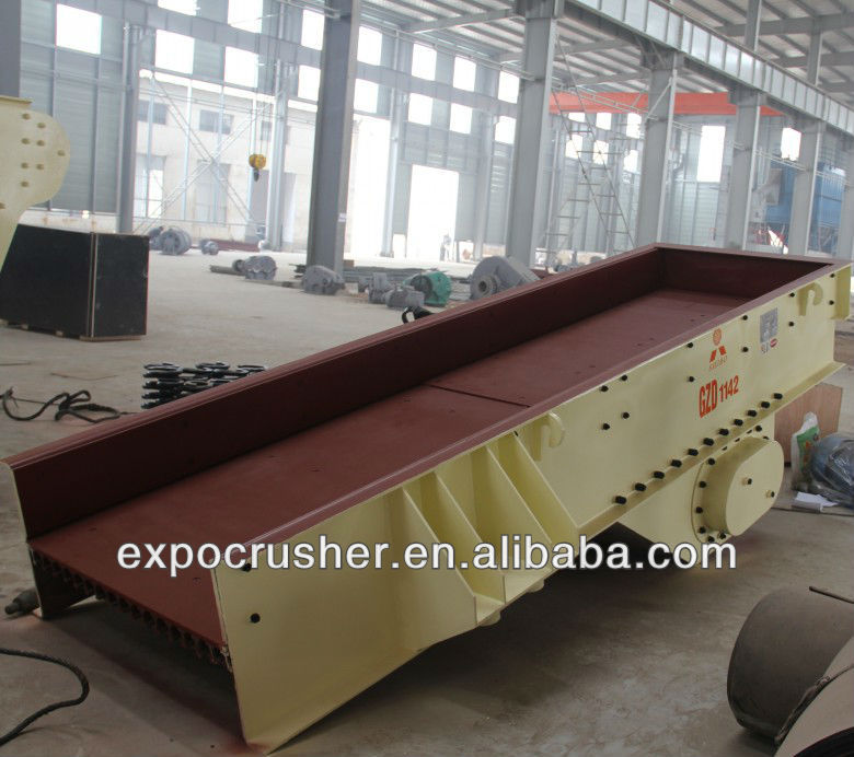 vibrating feeder for feeding material