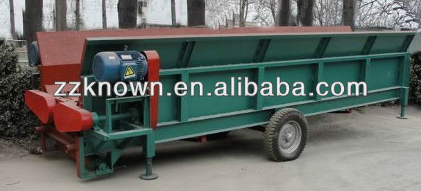 Wood peeling/debarking machine