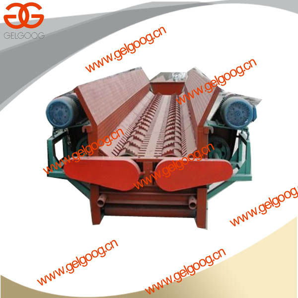 Wood peeling machine