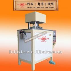 Automatic flower chain forming machine