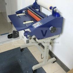 Curl-resistant laminator, curl-resistant laminating machine