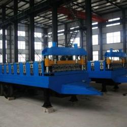 Deck floor roll forming machine