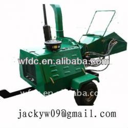 Industrial wood chipper with conveyor belt