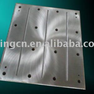 Self-lubricating wear plate