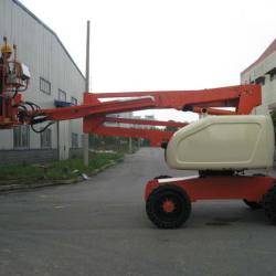 self-propelled articulated boom lift