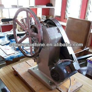 Small tablet making machine