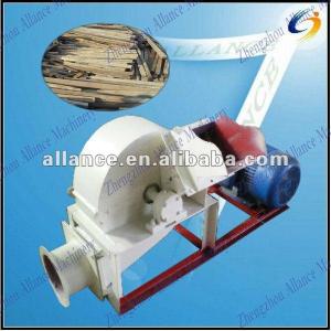 Small type wood crusher crushing wood