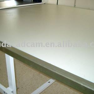 Spreading and cutting table