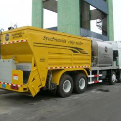 Synchronous chip sealer truck