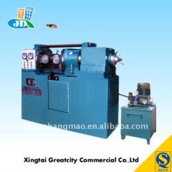 Thread rolling machine for metal rod