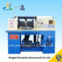 Thread rolling machine for metal rod