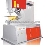 Punching machine, hydraulic single head punching machine equipped with punch grinding tool